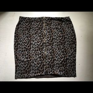 Never Worn Women’s leopard print skirt size 24